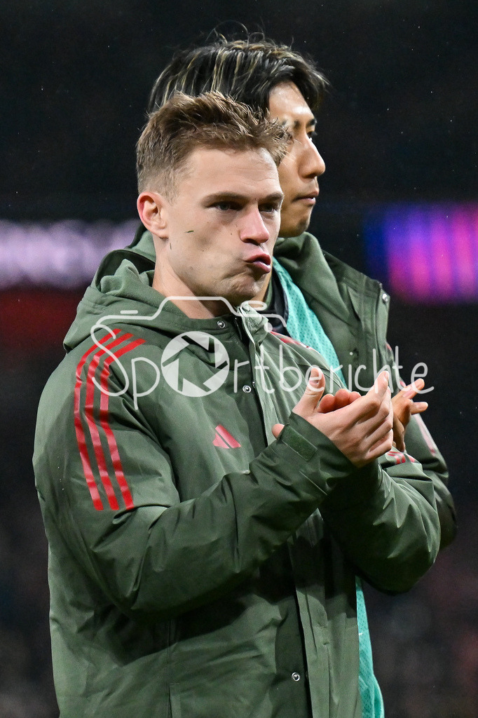 Arsenal FC - FC Bayern München | LONDON, ENGLAND - 26. NOVEMBER: die Spieler der Bayern bedanken sich mit hängendem Kopf bei den mitgereisen Fans nach dem Ligaspiel zwischen Arsenal London und dem FC Bayern München am 5. Spieltag der UEFA Champions League im Emirates Stadium am 26.11.2025 / Joshua KIMMICH (FC Bayern Munich 6)