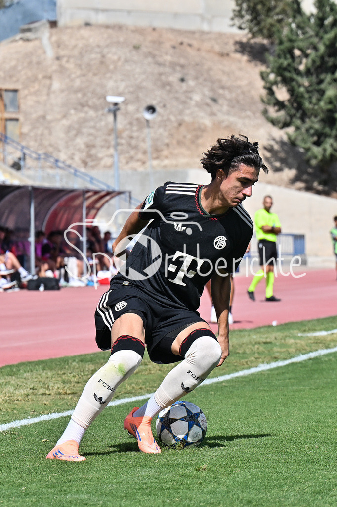 Papohs FC U19 - FC Bayern München U19 | am Ball Adin LICINA (FCB #7) / Einzelfoto / Freisteller / UEFA Youth League: Paphos FC U19 - FC Bayern München U19; Stelios Kyriakides Stadium am 30.09.2025