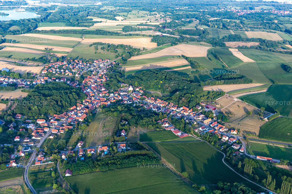 Aerial view: View of the town in Neewiller-près-Lauterbourg in the state Bas-Rhin, France.Photo: IMG_121022.jpg taken on 07/23/2020 by Werner Riehm/FLY-FOTO.comResolution of the original: 5177 x 3451 px