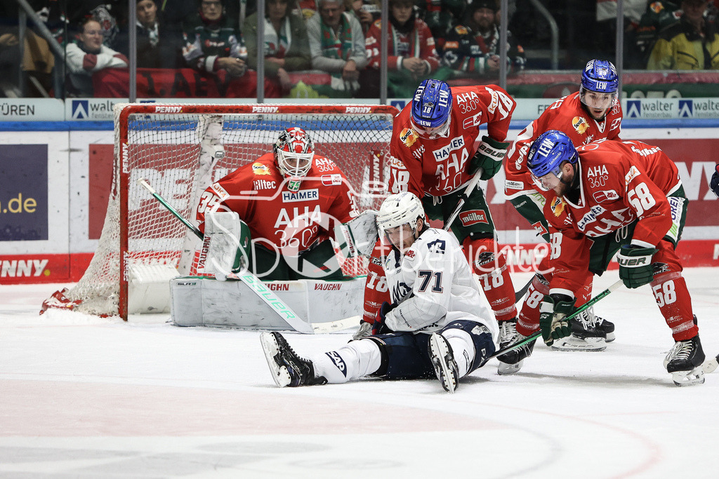 Augsburger Panther - Adler Mannheim | der Mannheimer Daniel FISCHBUCH (MAN #71) wird vor dem Tor von Markus KELLER (AEV #35) unsanft zu Boden gebracht