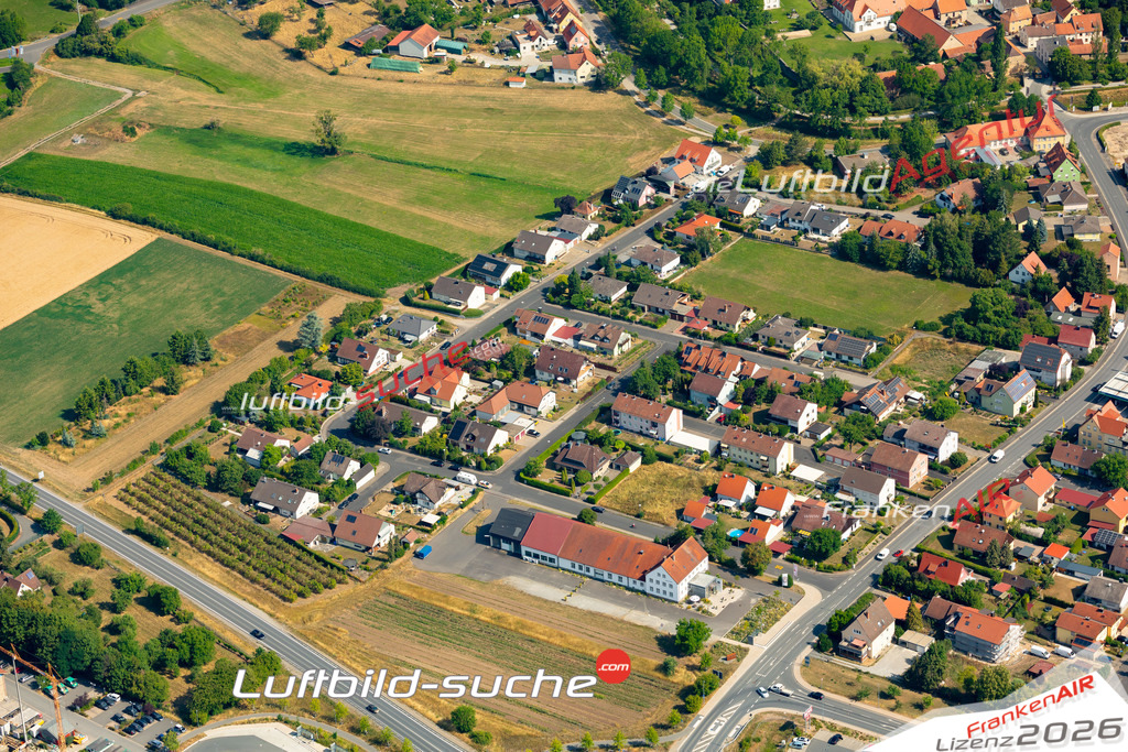Das Luftbild zeigt : Dr.-Karl-Heinz-Spielmann-Straße Iphofen - Die Luftaufnahme wurde 2023 vom UL-Flugzeug aus erstellt ( keine Drohne ) - Hochauflösende Luftaufnahme - Für grossformatige Ausdrucke geeignet. Die Geschenkidee !Mit Lizenz und Bildrechte bestellbar