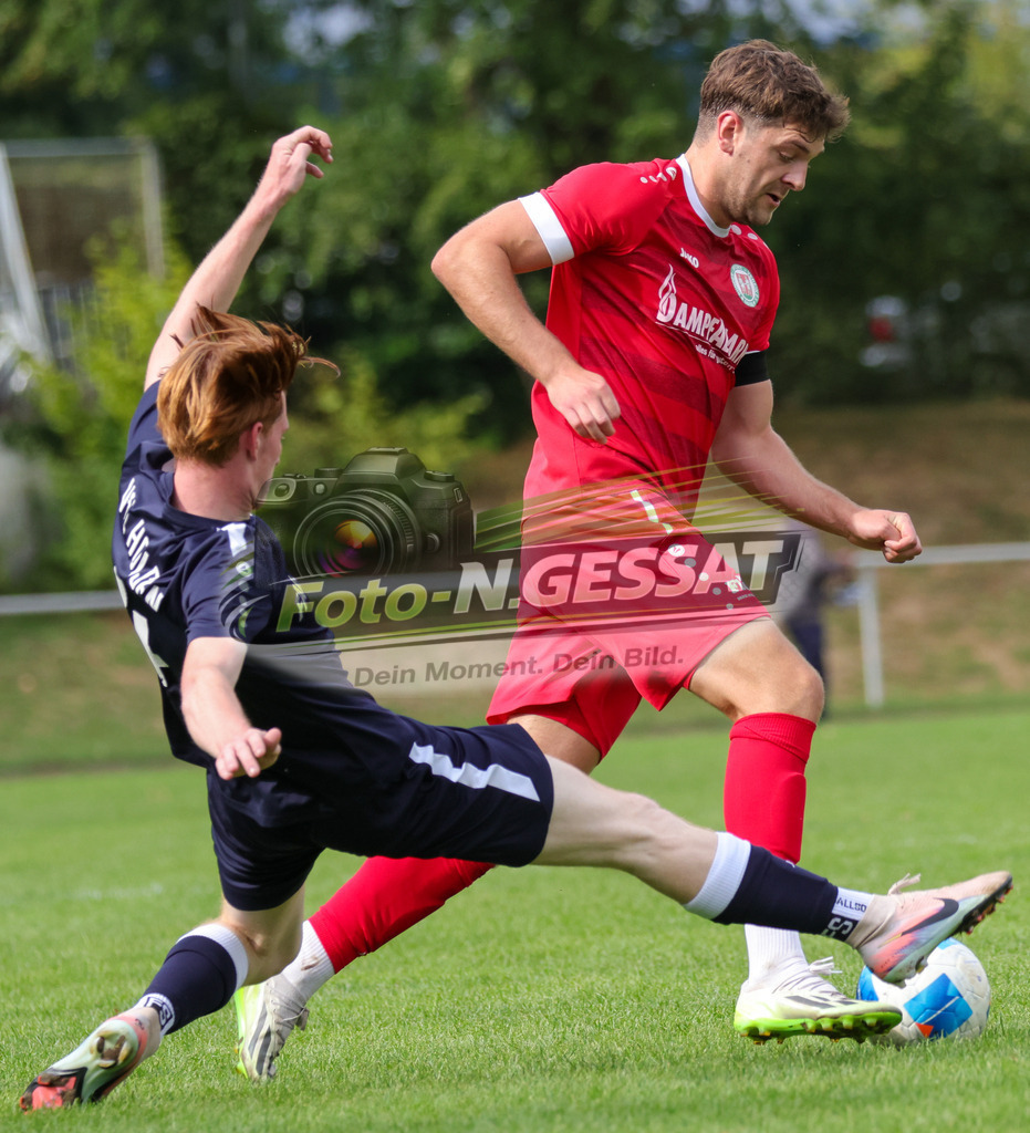 Bünder SV - VfL Holsen | Auf dem Bild zu sehen: rot Bünder SV: Marvin Henseler ; blau VfL Holsen: Jendrik Josef SchwarzBünder SV, VfL Holsen, Saison 26/27, Kreisliga A, Bünde, Deutschland - Realisiert mit Pictrs.com