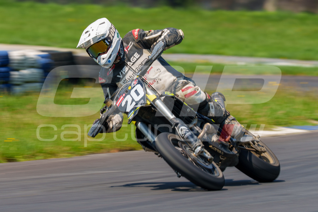 G-Cup + Supermoto Staatsmeisterschaft + Hungarian Supermoto Championship | GRIPcapture steht für authentische Sportfotografie in Österreich – für Momente, die mehr sind als Geschwindigkeit oder Ergebnis. Es geht um Emotion, Spannung, Fokus und den Augenblick, der oft nur einen Wimpernschlag dauert.Ob Motorsport, Teamsport oder 