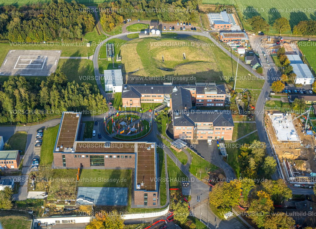 Uedem241014463 | Luftbild, Kaserne Paulsberg Militärstützpunkt, Nationales Lagezentrum und Führungszentrum für Sicherheit im Luftraum, Flaggen im Innenhof, Uedemerfeld, Uedem, Niederrhein, Nordrhein-Westfalen, Deutschland