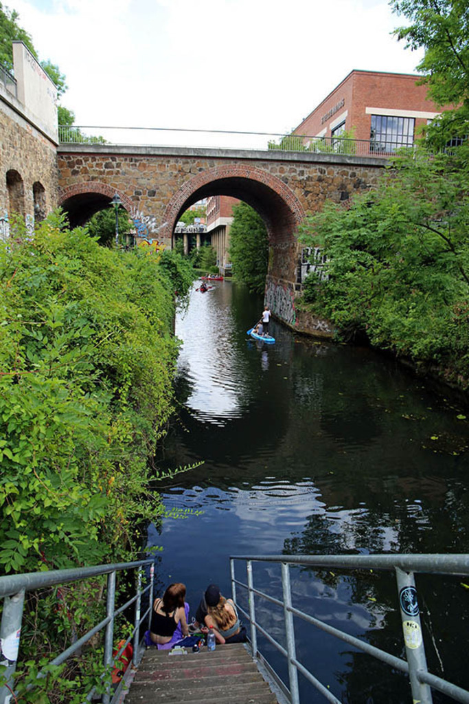Karl-Heine-Kanal - König-Albert-Brücke | Entdecke über 20 Kategorien Leipzig-Motive: Foto-Downloads, hochwertige Poster, Leinwand- & Fine-Art-Prints. Jetzt Lieblingsfoto im Bildlexikon Leipzig Shop bestellen!