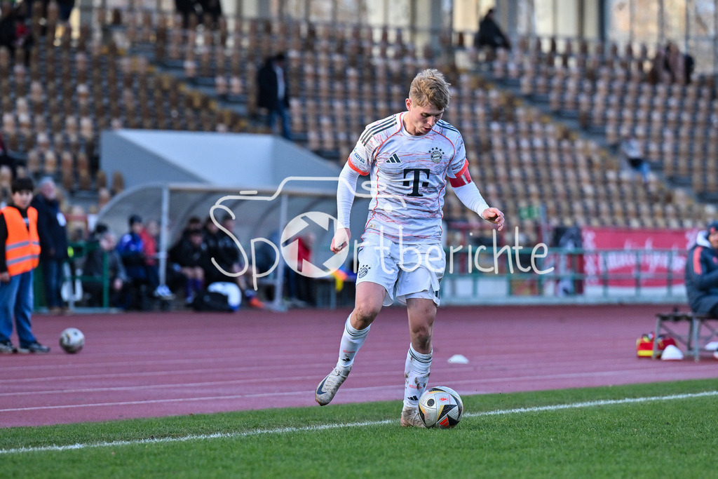 TSV Schwaben Augsburg - FC Bayern Amateure | AUGSBURG, GERMANY - 29. NOVEMBER: am Ball Anton HEINZ (FC Bayern München II 10) / Einzelfoto / Freisteller beim Ligaspiel zwischen dem TSV Schwaben Augsburg und den Amateuren des FC Bayern am 20. Spieltag der Regionalliga Bayern im Rosenaustadion