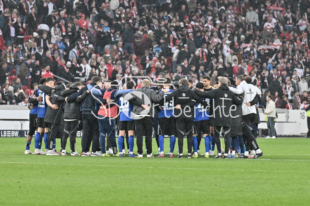 VfB Stuttgart - Hamburger SV | STUTTGART, GERMANY - 12. APRIL: Team from Hamburg after the Bundesliga Match between VfB Stuttgart vs. Hamburger SV on Matchday 29 at MHP Arena / DFL REGULATIONS PROHIBIT ANY USE OF PHOTOGRAPHS AS IMAGE SEQUENCES AND/OR QUASI-VIDEO