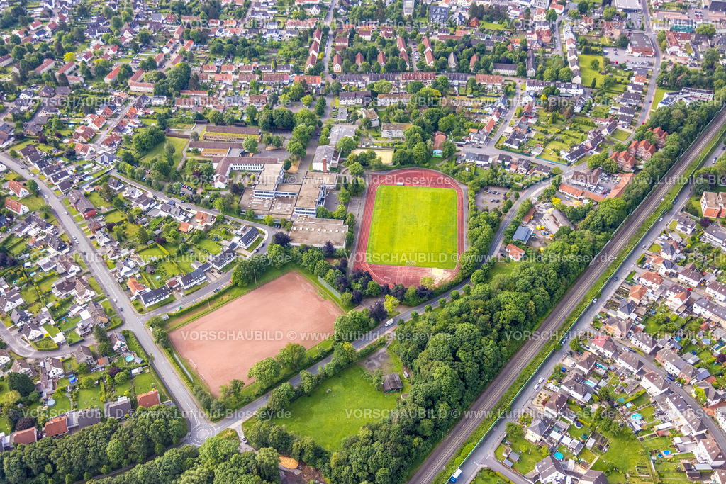 Boenen220601979 | Luftbild, Marie-Curie-Gymnasium und Humboldt-Realschule, Sportplatz im Schulzentrum, Bönen, Ruhrgebiet, Nordrhein-Westfalen, Deutschland