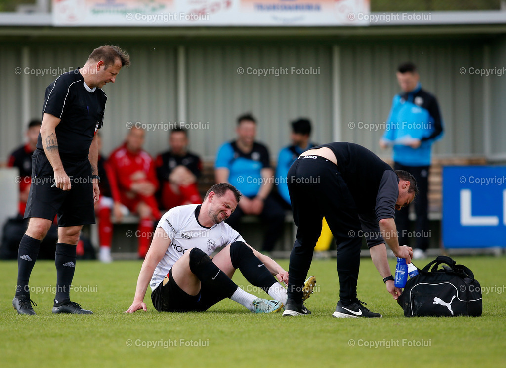 A_LUI_290423_30 | SPORT,FUSSBALL,LL:OST ASKOE OEDT 1B-SU VORTUNA BAD LEONFELDEN 29.04.2023 IM BILD: (OEDT 1B) UND MILAN NITRIANSKY (LEONFELDEN)MUSS VERLETZT VOM FELD FOTO:FOTOLUI