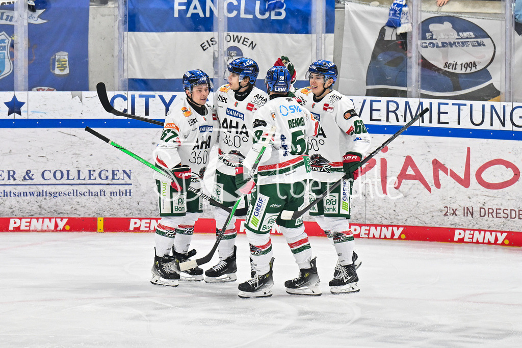 Dresdener Eislöwen - Augsburger Panther | Jubel der Gäste nach dem Treffer zum 0-2 durch Tim WOHLGEMUTH (Augsburger Panther 33) / Tor / Torschuetze / Freude / Happy / DEL: Dresdener Eislöwen - Augsburger Panther; Joynext-Arena am 05.10.2025