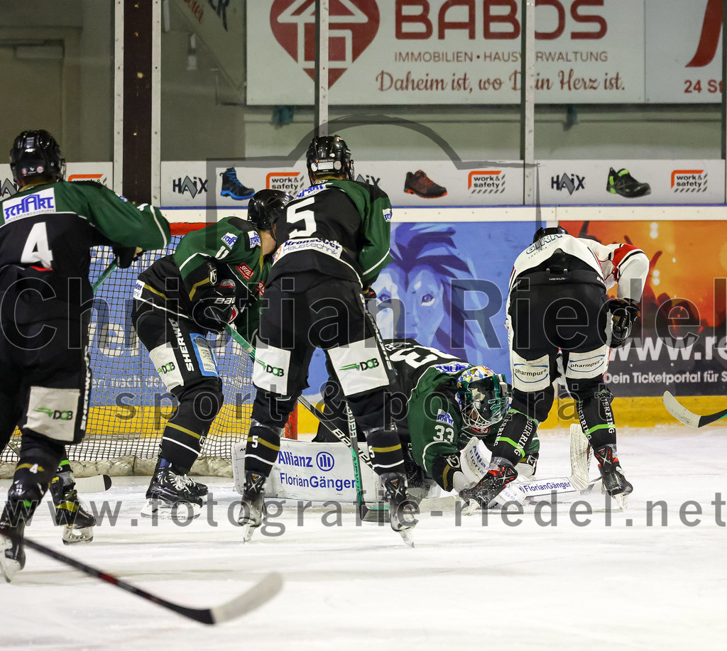 2022-11-06_077_TSV_Erding_gegen_EHC_Koenigsbrunn | Erding, Deutschland, 06.11.2022:
Eishockey, Bayernliga 2022 / 2023, 11. Spieltag, TSV Erding gegen EHC Königsbrunn, Endergebnis: 1:7

Mark Waldhausen (Erding Gladiators, #27), Florian Zimmermann (Erding Gladiators, #5), Torwart Thomas Hingel (Erding Gladiators, #33)

Foto: Christian Riedel / fotografie-riedel.net