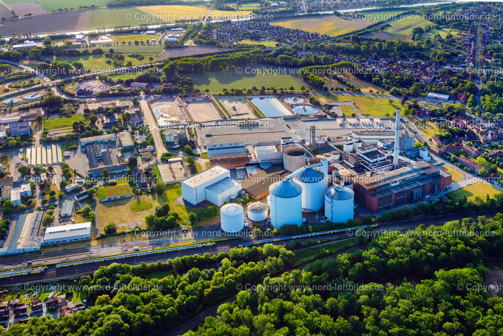 Uelzen_Nord_Zucker_ELS_3410050623 | UELZEN 05.06.2023 Gebäude und Produktionshallen auf dem Werksgelände der Nordzucker AG in Uelzen im Bundesland Niedersachsen, Deutschland. Weiterführende Informationen bei: Nordzucker AG. // Building and production halls on the premises of of Nordzucker AG in Uelzen in the state Lower Saxony, Germany. Further information at: Nordzucker AG. Foto: Martin Elsen