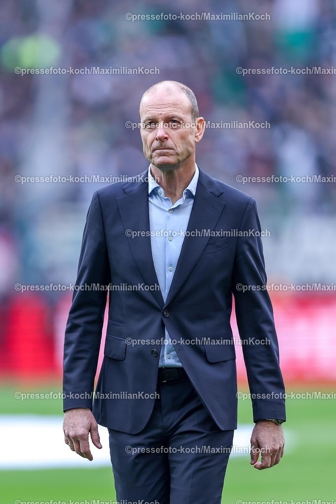 BMG21022502111 | 22.02.2025, Fußball, Borussia Mönchengladbach - FC Augsburg, 1. Fußball Bundesliga, Borussia-Park, Saison 2024 2025: Cheftrainer Jess Thorup (FC Augsburg)DFB regulations prohibit any use of photographs as image sequences and or quasi-video.