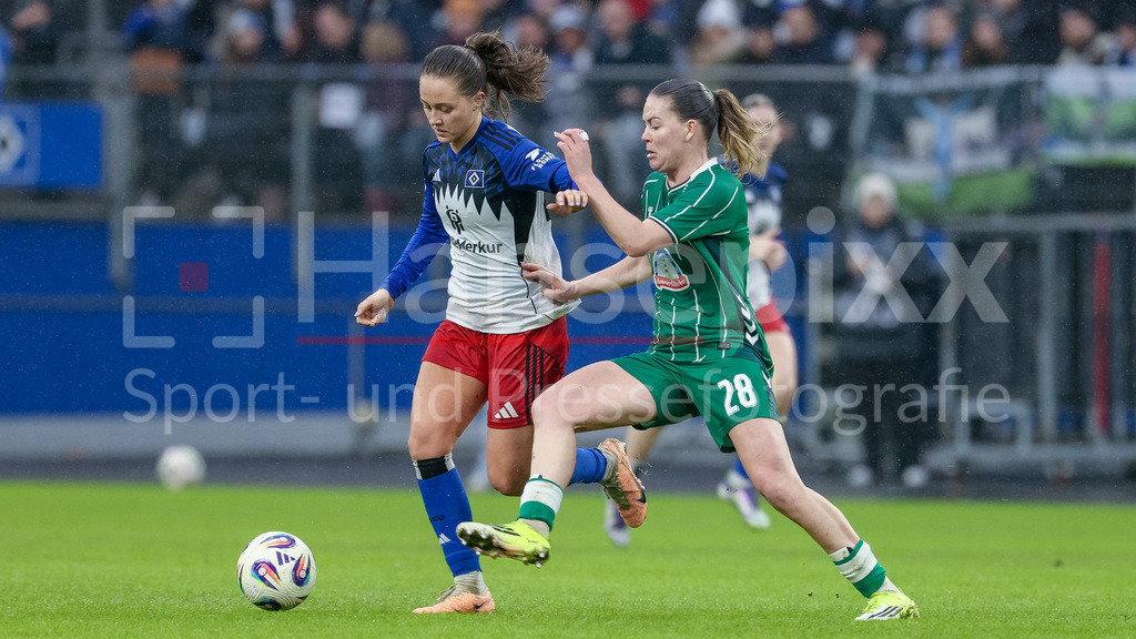 Fussball, Google Pixel Frauen-Bundesliga, Hamburger SV - SV Werder Bremen | v.li.: Camilla Linberg (Hamburger SV, HSV, 47) und Juliane Wirtz (SV Werder Bremen, 28) im Zweikampf, Duell, Dynamik, Aktion, Action, Spielszene, DIE DFB-RICHTLINIEN UNTERSAGEN JEGLICHE NUTZUNG VON FOTOS ALS SEQUENZBILDER UND/ODER VIDEOÄHNLICHE FOTOSTRECKEN. DFB REGULATIONS PROHIBIT ANY USE OF PHOTOGRAPHS AS IMAGE SEQUENCES AND/OR QUASI-VIDEO.