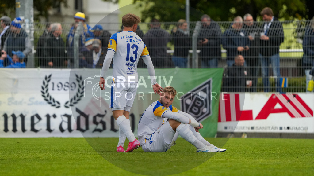Fußball, Herren, Saison 2025/2026, Regionalliga Nordost, 11. Spieltag, FSV 63 Luckenwalde vs. FC Carl-Zeiss Jena, Samstag 05.10.2025, Werner-Seelenbinder-Stadion Luckenwalde, | Fußball, Herren, Saison 2025/2026, Regionalliga Nordost, 11. Spieltag, FSV 63 Luckenwalde vs. FC Carl-Zeiss Jena, Samstag 05.10.2025, Werner-Seelenbinder-Stadion Luckenwalde, Im Bild: Enttäuschung beim FC Carl-Zeiss Jena nach Abpfiff um Paul Krämer (l.) und Maxim Hessel (r.) - Realisiert mit Pictrs.com