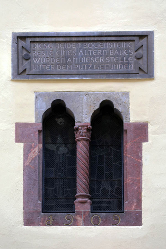 Altes Rathaus - Romanische Kleeblattbogenfenster | Entdecke über 20 Kategorien Leipzig-Motive: Foto-Downloads, hochwertige Poster, Leinwand- & Fine-Art-Prints. Jetzt Lieblingsfoto im Bildlexikon Leipzig Shop bestellen!