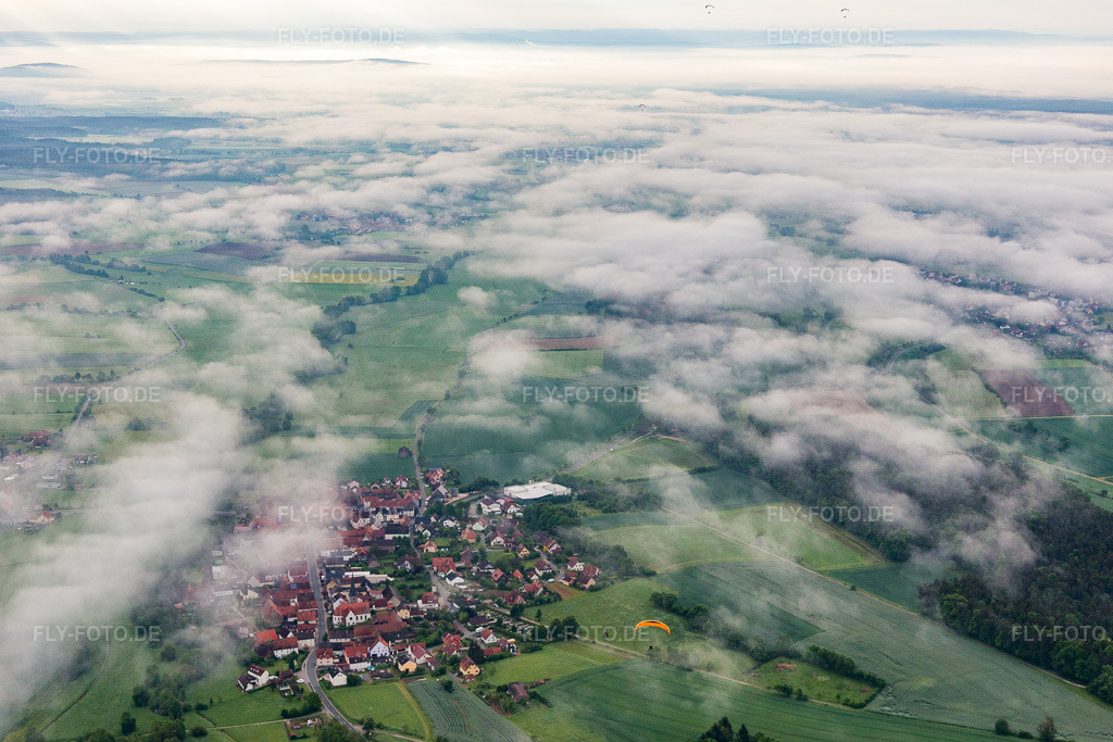 Luftbild: Ortschaft unter Wolken im Ortsteil Ampferbach in Burgebrach im Bundesland Bayern in Deutschland. Foto: IMG_099763.jpg vom 25.05.2017 durch Werner Riehm/FLY-FOTO.de