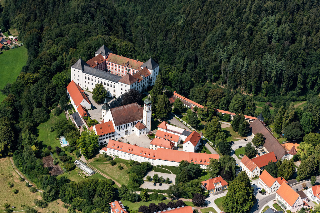 dr__0016337.jpg | WOLFEGG 03.08.2018 Kirchengebäude Renaissance Schloss mit Pfarr und Stiftskirche St Katharina in Wolfegg im Bundesland Baden-Württemberg, Deutschland. // Church building Renaissance Schloss with Pfarr and Stiftskirche St Katharina in Wolfegg in the state Baden-Wurttemberg, Germany. Foto: Daniel Reiter