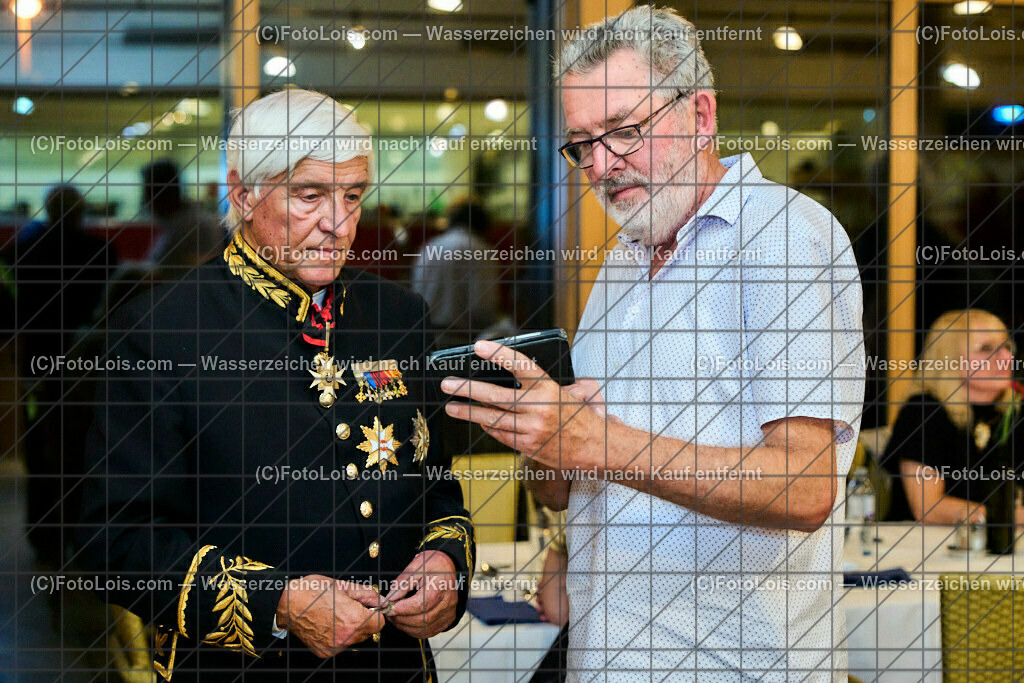 ALP3975_Jeanne de Ferrette_Geschenk fuer Hildebrand | (C)FotoLois.com, Alois Spandl, 700stes Hochzeitsjubiläum - Albrecht II. mit Johanna von Pfirt in Thann (FR) im März 2024. Empfang des Organistionskommitees aus der Region Ferrette (Pfirt)/Thann aus dem Elsass mit Empfang durch die Stadtgemeinde und Bezirkshauptmannschaft Scheibbs im Schloss Scheibbs und anschließender Kranzniederlegung in der Kartausenkirche über der Krypta des Gründerehepaares durch Mitglieder des Templer Ordens im Beisein von Mitgliedern der Goldhaubengruppen, Fr 22. September 2023.