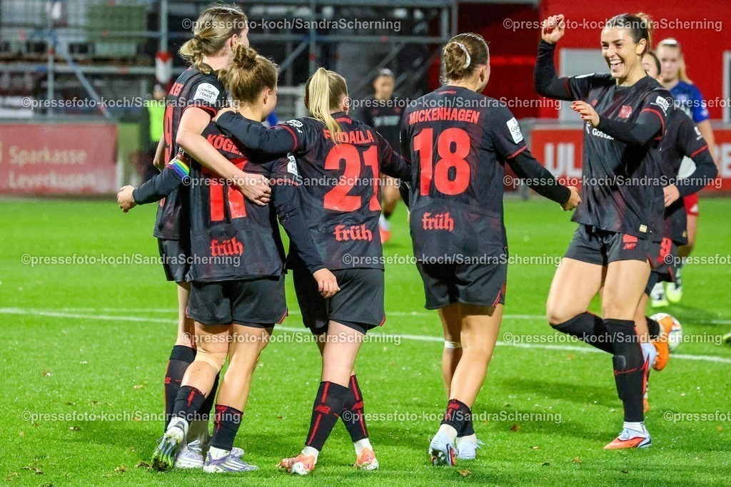 xsscx05112501073 | 05.11.2025, xsscx, Frauen Fußball, Bayer 04 Leverkusen - Hamburger SV, 1. Fußball Bundesliga, 9. Spieltag, Ulrich-Haberland-Stadion, Saison 2025 2026: Torjubel nach dem Tor zum 1:0 durch Torschuetzin Kristin Koegel (Bayer 04 Leverkusen #11) DFB regulations prohibit any use of photographs as image sequences and or quasi-video. Nordrhein-Westfalen Deutschland