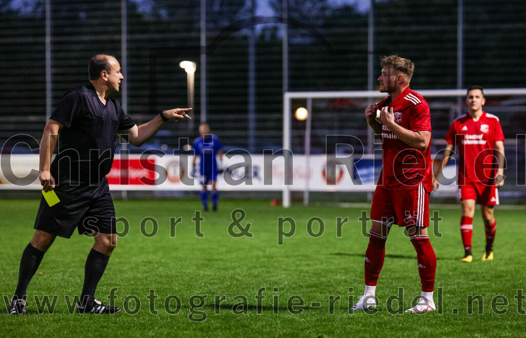 2023-08-01_059_FC_Finsing_gegen_SpVgg_Altenerding | Finsing, Deutschland, 01.08.2023:
Fußball, TOTO Pokal 2023 / 2024, 1. Spieltag, FC Finsing gegen SpVgg Altenerding, Endergebnis: 0:5

Gelbe Karte für Christopher Biendl (FC Finsing, #7)
Schiedsrichter Florian Felkel

Foto: Christian Riedel / fotografie-riedel.net