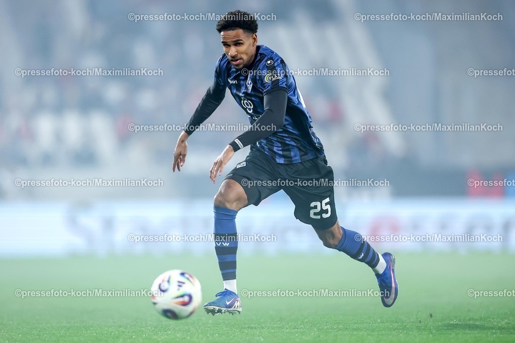 RWE04032601034 | 2026.03.04, Fußball, 3.Liga Herren, Rot-Weiss Essen -  SV Waldhof Mannheim, Stadion Hafenstraße, 27.Spieltag, Saison 2025 / 2026: Sanoussy Ba (Waldhof Mannheim #25)  DFB regulations prohibit any use of photographs as image sequences and or quasi-video.