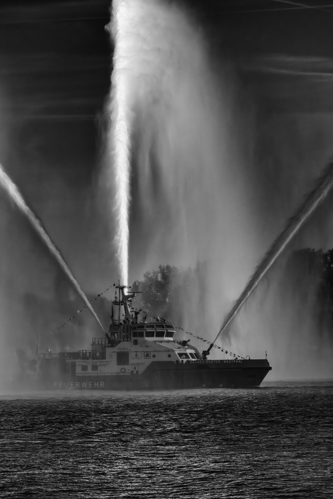 2025_05_11_HH-TEUFELSBRUECK-836 HAFENGEBURTSTAG_MCP8228 sw2 | Hochwertig gedruckte Fotografien für die Wand, als Kalender und zum Verschenken. Hamburg & Norddeutschland und überall wo ich mit der Kamera unterwegs war.