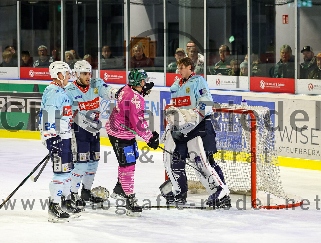 2025-10-05_161_TSV_Erding_gegen_Heilbronner_Falken | Erding, Deutschland, 05.10.2025:Eishockey, Oberliga Süd 2025 / 2026, 6. Spieltag, TSV Erding gegen Heilbronner Falken, Endergebnis: 3:1Corey Mapes (Heilbronner Falken, #24), Jeroen Plauschin (Heilbronner Falken, #5), Louis Trattner (Erding Gladiators, #7), Torwart Franz Jokinen (Heilbronner Falken, #75)Foto: Christian Riedel / fotografie-riedel.net