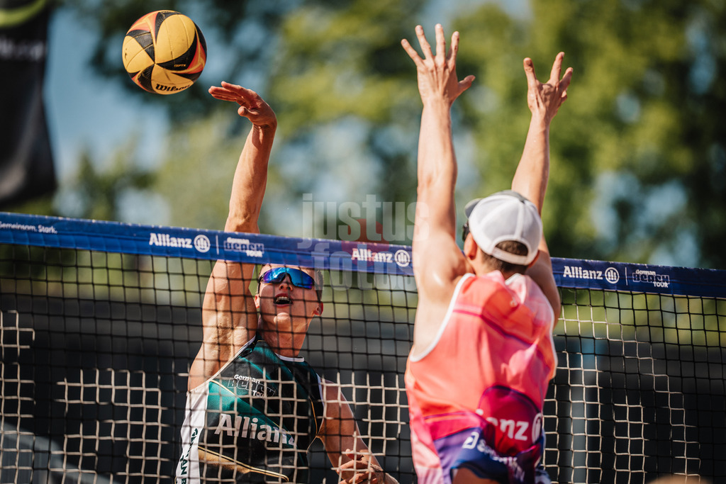 Beachvolleyball | Männer | Allianz German Beach Tour 2025 | Tourstop Berlin | 16.08.2025 | links Cedrik Moede gegen rechts Robin Sowa