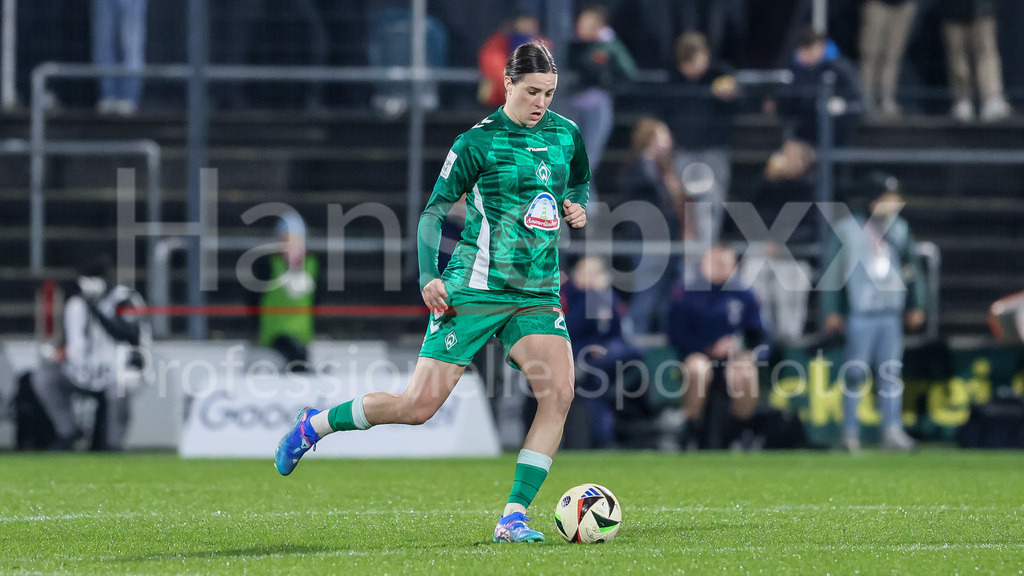 Fussball, Google Pixel Frauen-Bundesliga, 1. FC Köln - SV Werder Bremen | v.li.: Lara Schmidt (SV Werder Bremen, 24) am Ball, Freisteller, Einzelbild, Ganzkörper, Aktion, Action, Spielszene, DIE DFB-RICHTLINIEN UNTERSAGEN JEGLICHE NUTZUNG VON FOTOS ALS SEQUENZBILDER UND/ODER VIDEOÄHNLICHE FOTOSTRECKEN. DFB REGULATIONS PROHIBIT ANY USE OF PHOTOGRAPHS AS IMAGE SEQUENCES AND/OR QUASI-VIDEO.