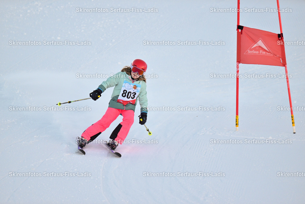 SRF_25.12.2025_0014 | Skirennfotos,Serfaus,Fiss,Ladis,Kinderskirennen,Winter,Tirol,Oberland,skirace,SFL,feelfree,weil wir's genießen,ski,Ski,skifahren,Sonnenplateau, - Realisiert mit Pictrs.com