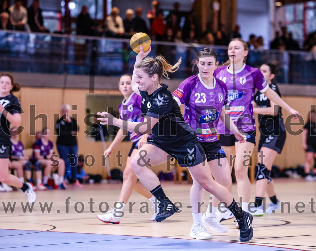 2024-12-14_110_SpVgg_Altenerding_gegen_SVA_Palzing | Erding, Deutschland, 14.12.2024:Handball, Bezirksoberliga Frauen Altbayern 2024 / 2024, 9. Spieltag, SpVgg Altenerding gegen SVA Palzing, Endergebnis: 20:30Franziska Rommel (SVA Palzing, #8), Katharina Künstner (SpVgg Altenerding, #23), Sophie Lößl (SpVgg Altenerding, #14)Foto: Christian Riedel / fotografie-riedel.net
