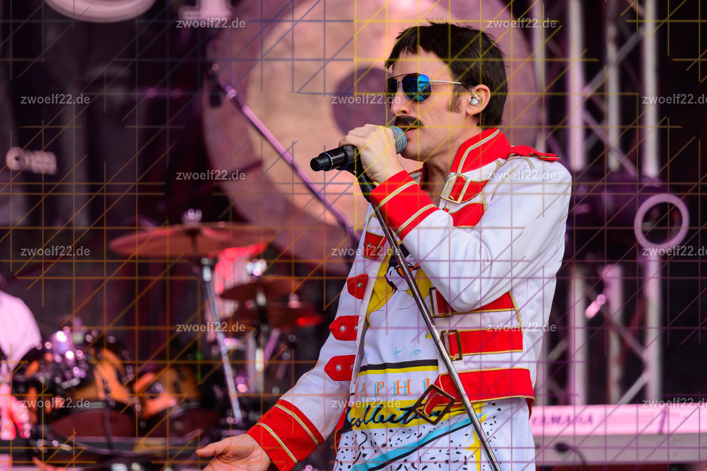 MerQury zum Stadtfest Wilsdruff, Wildruff am 22.08.2026 | Zum Stadtfest Wilsdruff 2026 gastierte die Dresdner Queen-Tribute-Band MerQury am Samstag Abend auf dem Markt in Wilsdruff. - Realisiert mit Pictrs.com