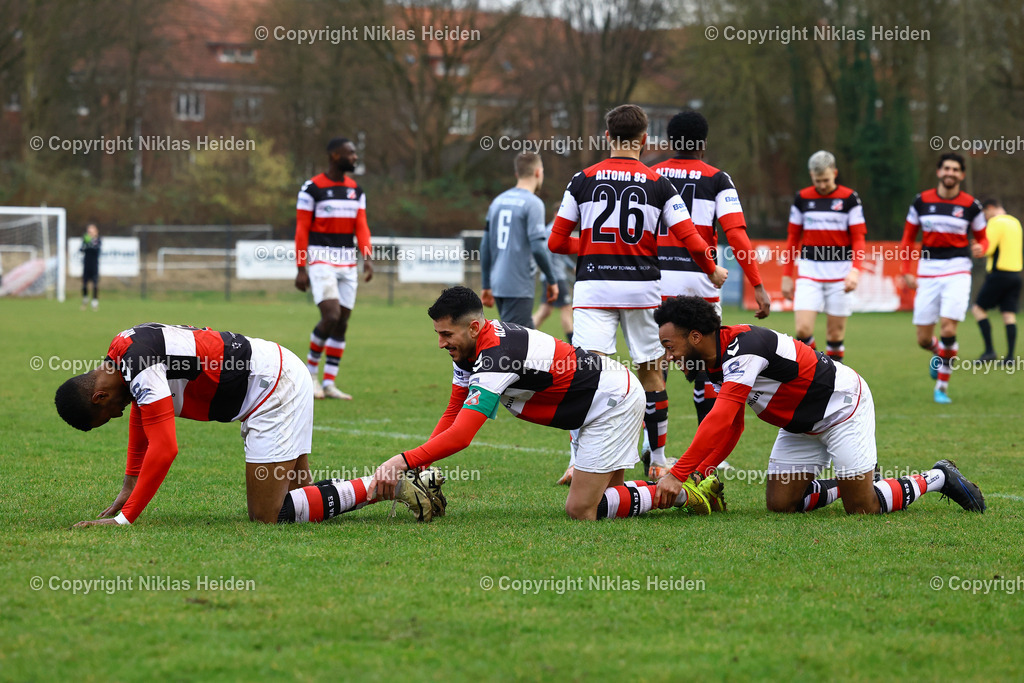 NH_Altona93_TSVBuchholz08_OberligaHamburg_01032025 | #18 Lesley Kusi Karschau (Altona 93) bejubelt zusammen mit #7 Bilael-Pascal El-Nemr und #3 Lawrence Schön seinen Treffer zum 5:0.Fußball I Herren I Gamesright Oberliga Hamburg I Saison 2024-2025 I 25. Spieltag I Altona 93 - TSV Buchholz 08 I 01.03.2025 I Adolf-Jäger-Kampfbahn