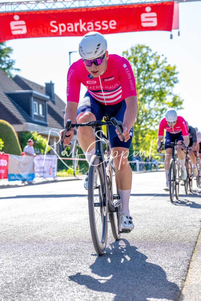 Spurt in den Mai 2026 - Großer Preis der Sparkasse Neuss | Annual one-day road cycling race "Großer Preis der Sparkasse Neuss" held in Büttgen, Germany, organized by VfR Büttgen 1912 e.V. The event features multiple races across all age categories from U11 youth to Elite men. - Realisiert mit Pictrs.com