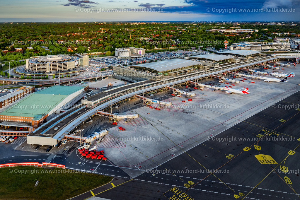 Hamburg_Fuhlsbüttel_Flughafen_Terminals_ELS_8825060525 | HAMBURG 06.05.2025 Abfertigungs- Gebäude und Terminals auf dem Gelände des Flughafen Hamburg Fuhlsbüttel in Hamburg, Deutschland. // Dispatch building and terminals on the premises of the airport Hamburg Fuhlsbuettel in Hamburg, Germany. Foto: Martin Elsen