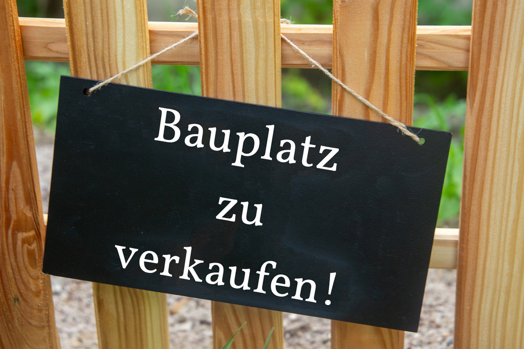 Bauplatz zu verkaufen Vorlage / Schild: Schild mit der Aufschrift Bauplatz ZU VERKAUFEN an einem Holzzaun | Bilder und Grußkarten für Homepage, WhatsApp & Co.; Ohne Abo Lizenzierbar, Betriebsferien, Schulferien, Silvestergrüße, Mitarbeitersuche, Betriebsausflug, Betriebsurlaub, Wir stellen Dich ein, Wir suchen Dich - Realisiert mit Pictrs.com