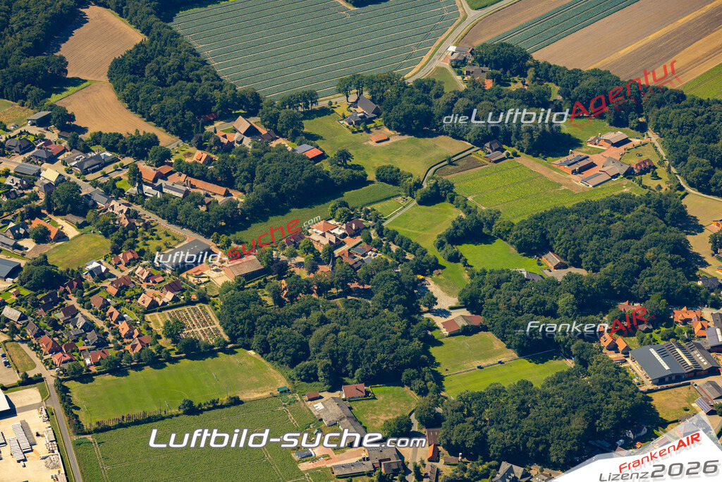 Aktuelles Luftbild von Lüsche Bakum - Die Luftaufnahme wurde 2022 mittels UL-Flugzeug erstellt ( keine Drohne ) - hochauflösende Kamera-Systeme von  Canon -Beste Qualität - Für grossformatige Ausdrucke geeignet. Die Geschenkidee !