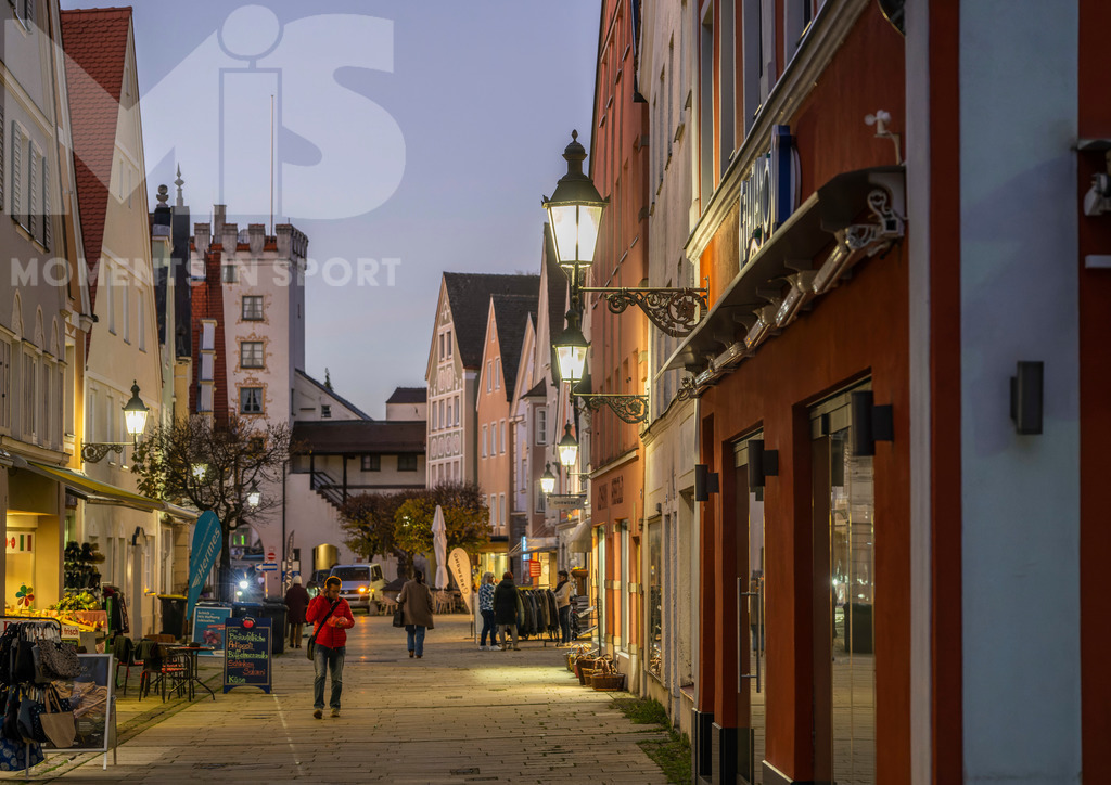 MIS_170320cm035.JPG | 11.11.2022, Mindelheim (Unterallgäu) Stadtansicht, Abenddämmerung in der historischen Altstadt, hier die Fussgängerzone der Kornstrasse.  - Realisiert mit Pictrs.com