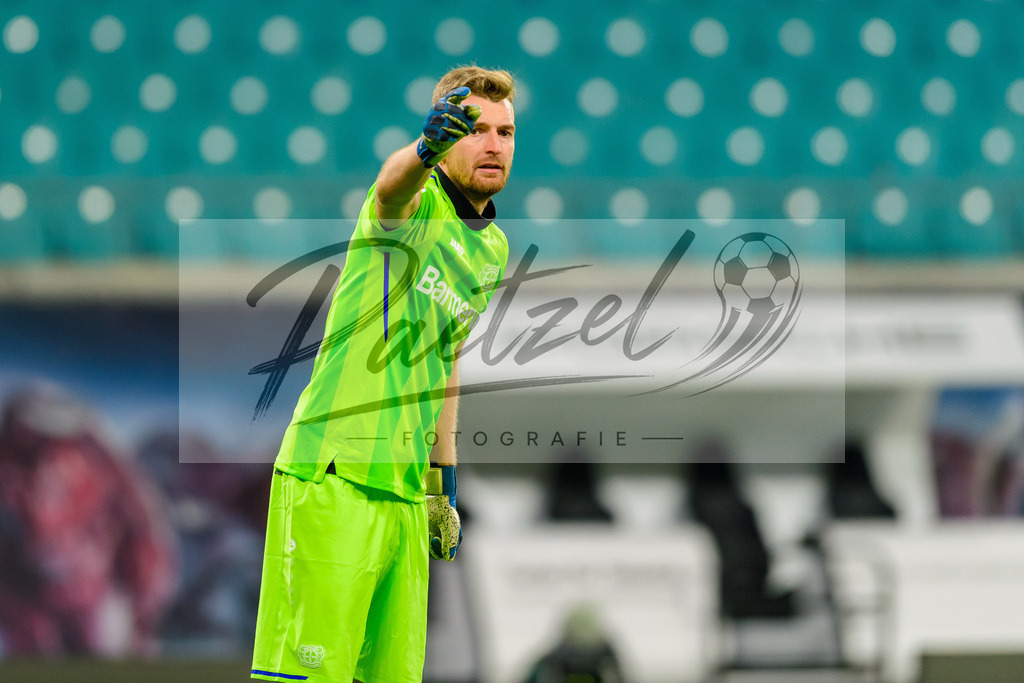 RBLLEV20211128_156 | Fussball, Herren: Torwart Lukas Hradecky (Bayer 04 Leverkusen) gestikuliert, Gestik bei dem Spiel der 1. Bundesliga zwischen RB Leipzig und Bayer 04 Leverkusen in der Red Bull Arena am 28.11.2021 in Leipzig, Deutschland.DFB / DFL REGULATIONS PROHIBIT ANY USE OF PHOTOGRAPHS AS IMAGE SEQUENCES AND/OR QUASI-VIDEO. - Realisiert mit Pictrs.com