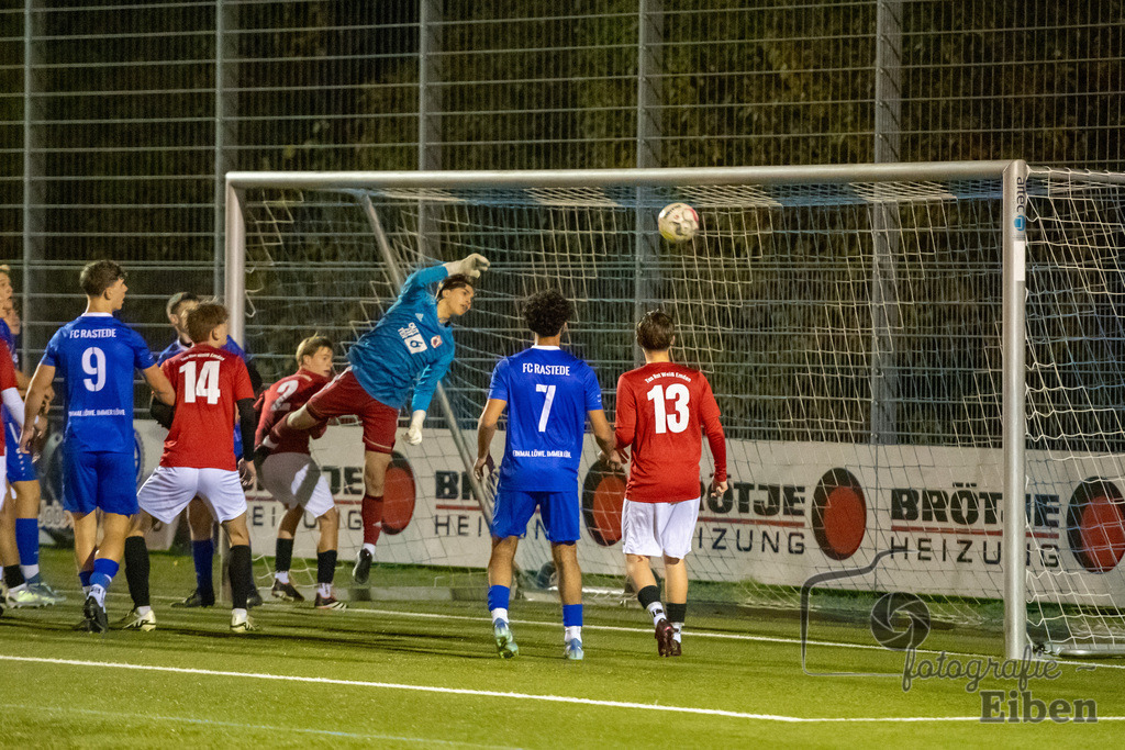 FC Rastede-JSG RW/Kickers Emden 2 | A-Jugend Bezirksliga; FC Rastede (blau)-JSG RW/Kickers Emden 2 (rot) am 15.11.2024; in Rastede (Sportanlage Köttersweg), Photo: Philip Eiben 2024 - Realisiert mit Pictrs.com