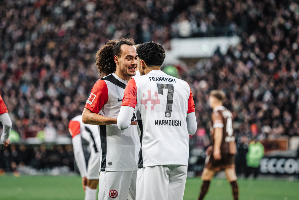 Fußball | Männer | Saison 2024/2025  | Fußball-Bundesliga | 16. Spieltag | FC St. Pauli vs. Eintracht Frankfurt | 11.01.2025 | v.l. Arthur Theate (#3, Eintracht Frankfurt) gratuliert Toschütze Omar Marmoush (#7, Eintracht Frankfurt)