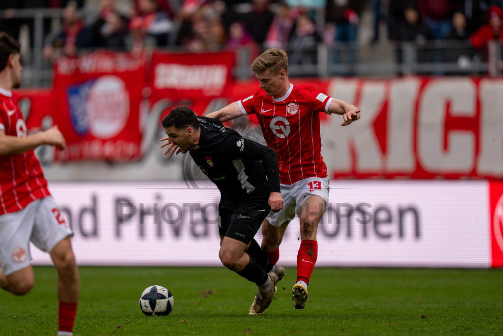 Kickers Offenbach vs. SG Sonnenhof Grossaspach, Fussball, Regionalliga Suedwest, 24. Spieltag, 14.03.2026 | Zweikampf zwischen Michael Kleinschrodt (SG Sonnenhof Großaspach, #11) und Noel Knothe (Kickers Offenbach, #13),Kickers Offenbach vs. SG Sonnenhof Grossaspach, Fussball, Regionalliga Suedwest, 24. Spieltag, 14.03.2026Foto: photosbyphips/Philip Ziegler