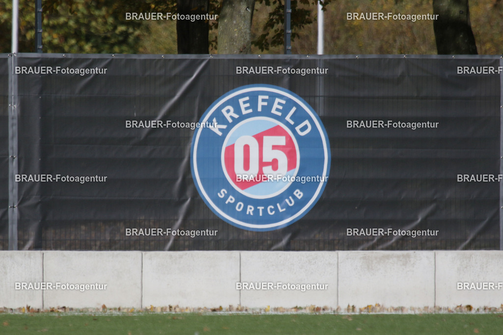 02.11.2025: A-Jugend-Niederrheinliga KFC Uerdingen - RSV Ratingen | Krefeld, Deutschland, Logo des SC Krefeld am Löschenhofweg in Krefeld, Deutschland. (Foto Ralph Görtz / Brauer-Fotoagentur)
