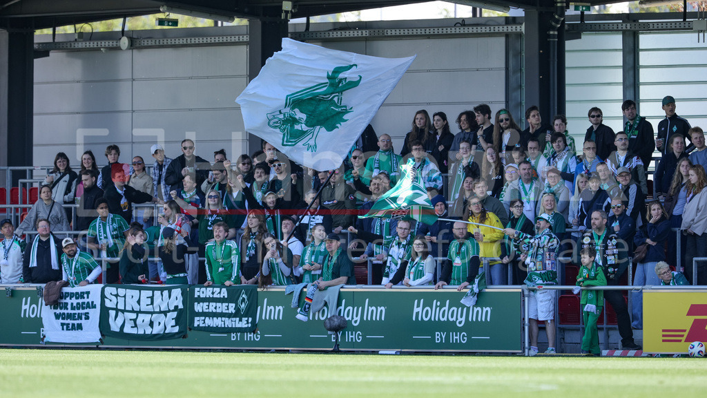 Fussball, Google Pixel Frauen-Bundesliga, RB Leipzig - SV Werder Bremen | Zuschauer, Fans des SV Werder Bremen im Gästeblock, Gästefans, Unterstützung, Zuschauerinnen, DIE DFB-RICHTLINIEN UNTERSAGEN JEGLICHE NUTZUNG VON FOTOS ALS SEQUENZBILDER UND/ODER VIDEOÄHNLICHE FOTOSTRECKEN. DFB REGULATIONS PROHIBIT ANY USE OF PHOTOGRAPHS AS IMAGE SEQUENCES AND/OR QUASI-VIDEO.