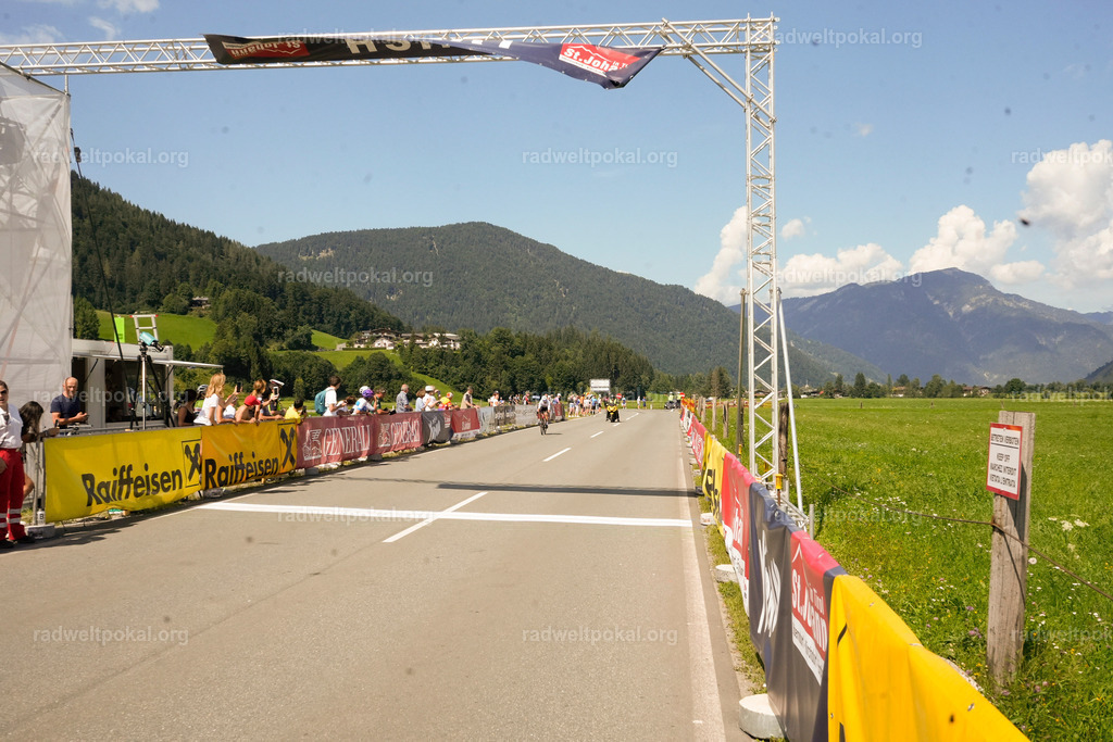 768_20230817_Bewerb_Maenner_Muehlanger | AUT - OESTERREICH, 2023-08-16: SPORT RENNRAD-FAHREN - 55. INTERNATIONALER RADWELTPOKAL IN ST. JOHANN IN TIROL  - Vintage-Radrennen mit WM-Bronze-Medaillen-Siegerin Christina Schweinberger, den Teilnehmer und Alexander Baumann (vom Orginastions-Team) - TAG 2 BEWERB MAENNER IN SECHS GRUPPEN  ; Foto: Roland Muehlanger