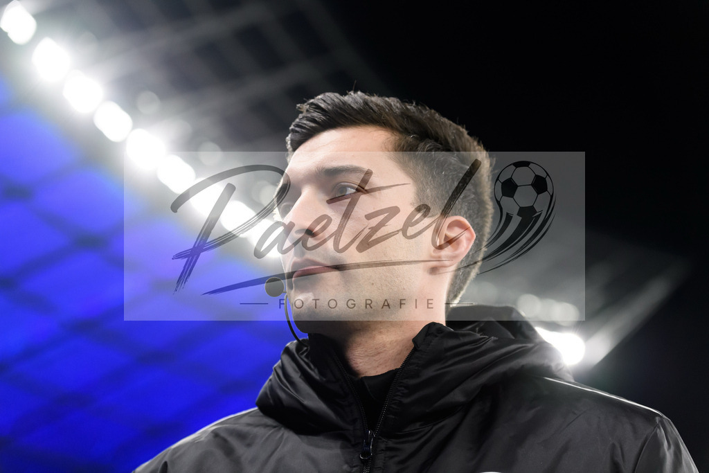 HERBOC20220204_318 | Fussball, Herren: Vierter Offizieller Florian Badstuebner schaut bei dem Spiel der 1. Bundesliga zwischen Hertha BSC und VfL Bochum im Olypiastadion am 04.02.2022 in Berlin, Deutschland.DFB / DFL REGULATIONS PROHIBIT ANY USE OF PHOTOGRAPHS AS IMAGE SEQUENCES AND/OR QUASI-VIDEO. - Realisiert mit Pictrs.com