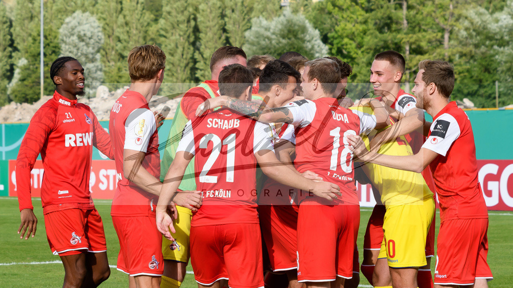 JENKOE20210808_107 | Fussball, Herren: . Spieler vom 1. FC Koeln Schlussjubel, jubelen nach dem 2:4 Sieg beim Spiel der 1. Runde im DFB-Pokal zwischen FC Carl Zeiss Jena und 1. FC Koeln im Ernst-Abbe-Sportfeld am 08.08.2021 in Jena, Deutschland.DFB / DFL REGULATIONS PROHIBIT ANY USE OF PHOTOGRAPHS AS IMAGE SEQUENCES AND/OR QUASI-VIDEO. - Realisiert mit Pictrs.com