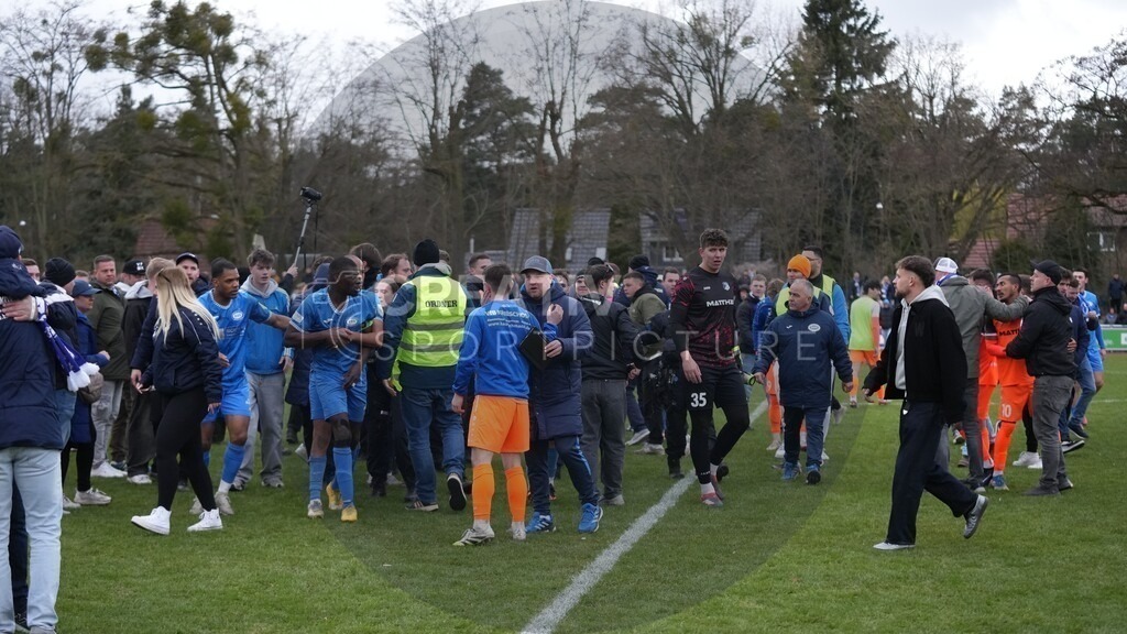 Fußball, Herren, Saison 2025/2026, Landespokal Brandenburg, Halbfinale, RSV Eintracht 1949 vs. VfB 1921 Krieschow, Samstag 28.03.2026, Sportplatz-Heinrich-Zille-Straße | Fußball, Herren, Saison 2025/2026, Landespokal Brandenburg, Halbfinale, RSV Eintracht 1949 vs. VfB 1921 Krieschow, Samstag 28.03.2026, Sportplatz-Heinrich-Zille-Straße, Im Bild: Rassismus Vorwürfe und Tumulte nach Abpfiff erfordern eingreifen der Polizei - Realisiert mit Pictrs.com