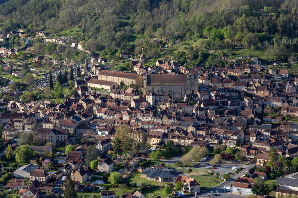 Aerial view: Church building of Église catholique Saint-Cyprien in the town centre in Saint-Cyprien in the state Dordogne, France. – Photo: IMG_113523.jpg taken on 04/16/2019 by Werner Riehm/FLY-FOTO.com – Resolution of the original: 5472 x 3648 px